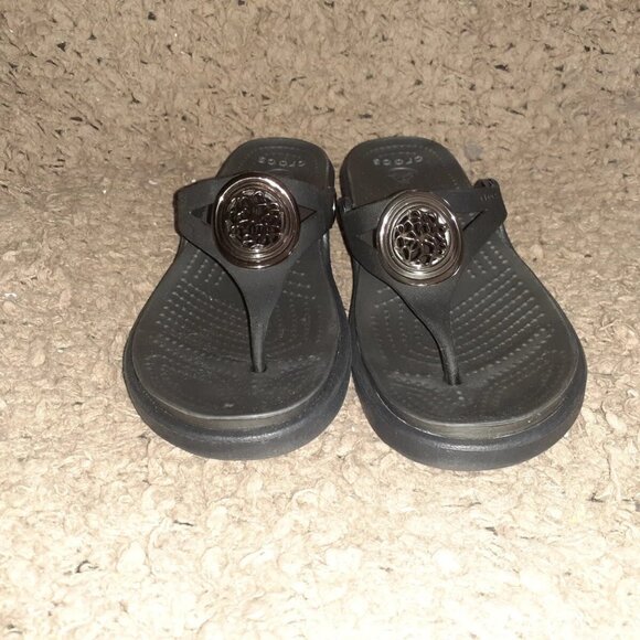 CROCS-Sanrah- Metallic Medallion Sandals-Black Thong Wedge-Sz 6-Near Mint - Picture 3 of 7